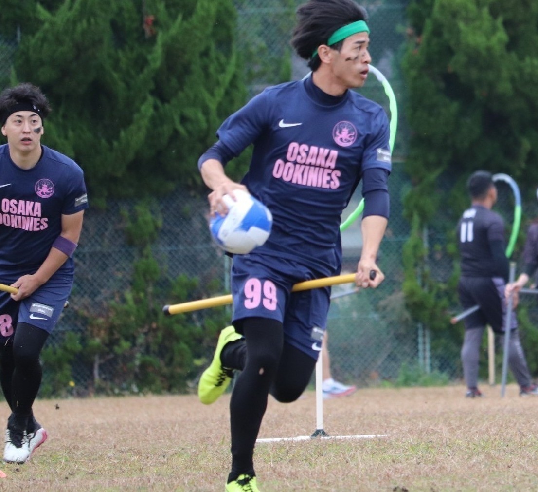 箒にまたがってプレーする様子